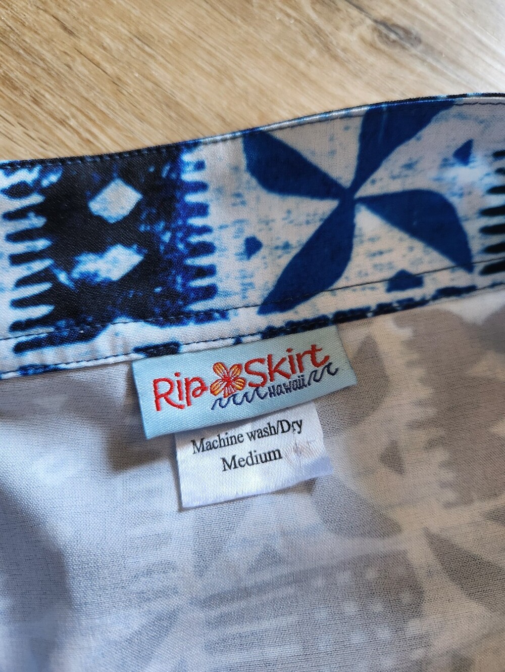 Ripskirt Pacific Tapa Blue Batik Print Length 1 Lotta Leg Skirt Size Medium - Picture 2 of 7